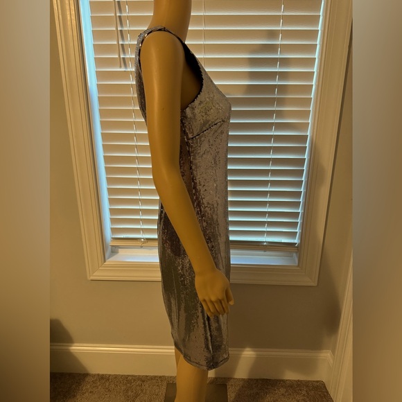Beautiful Shelby Nights size 6 silver sequin dress machine washable NWT - Picture 5 of 7